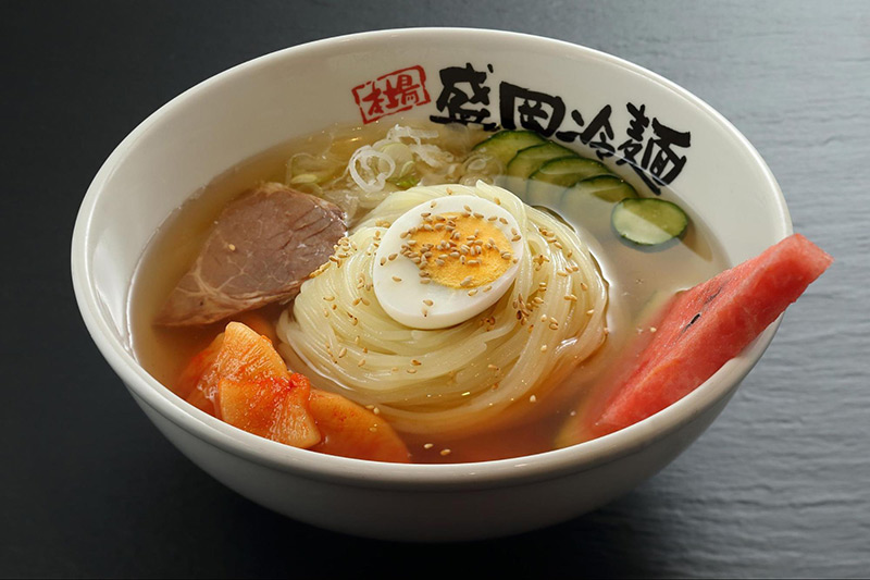 冷麺にスイカ