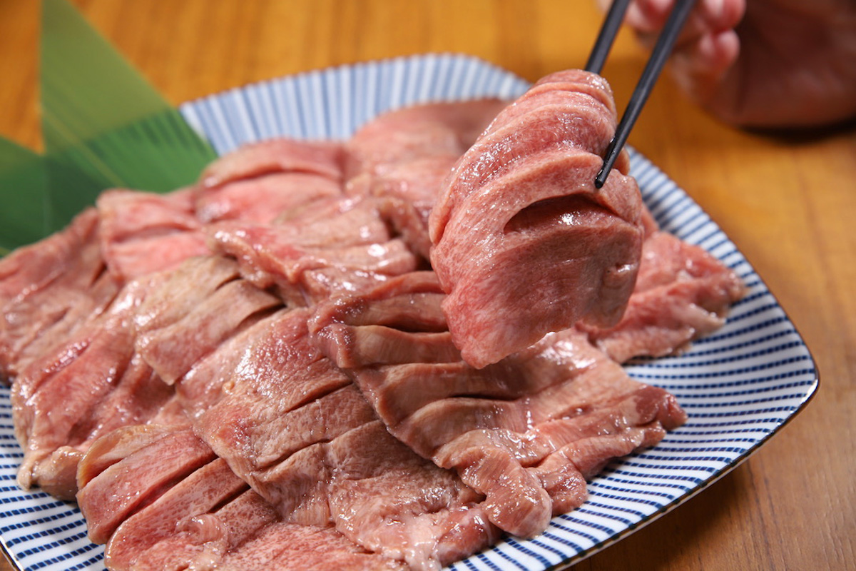 箸で持ち上げられる牛たん