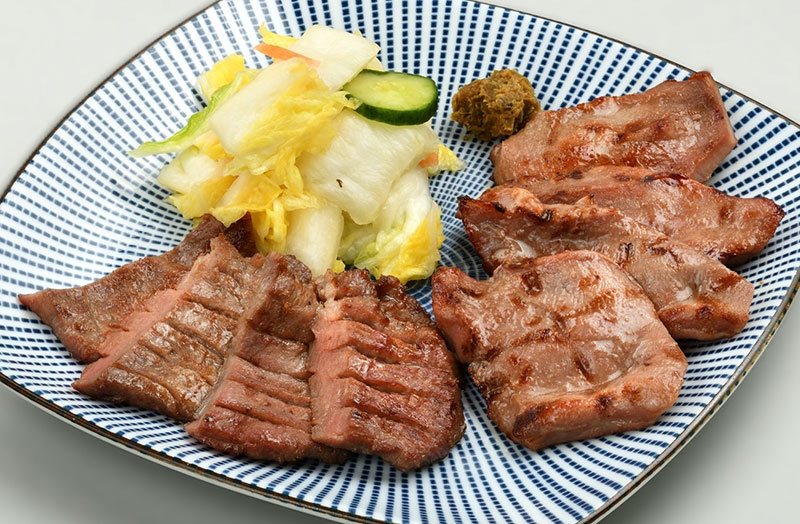 焼いた牛たんと豚たん