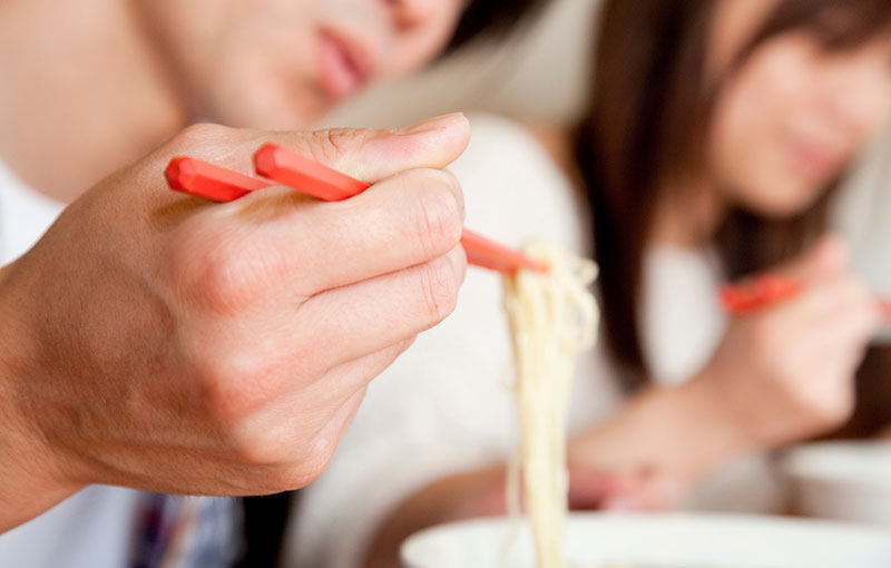 麺を食べる