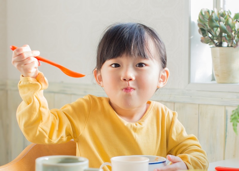 ご飯を食べる子ども