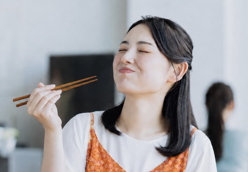 味わう女性