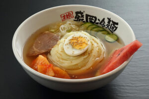 なぜ冷麺にスイカ？冷麺に入っている果物の秘密を解明！