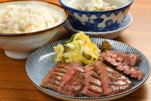 牛たんに麦飯ととろろがつくのはなぜ？定番化した理由や歴史とは