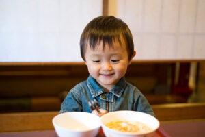 冷麺は何歳から食べられる?お子さまに安全に楽しんでもらう方法
